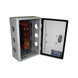 Barra de Unión y Distribución de Hilos Tierra Física con Gabinete de 1000 Amperes de Capacidad.