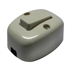 Apagador sencillo visible de baquelita oval 6 Amp incluye tornillos y bases de instalación.