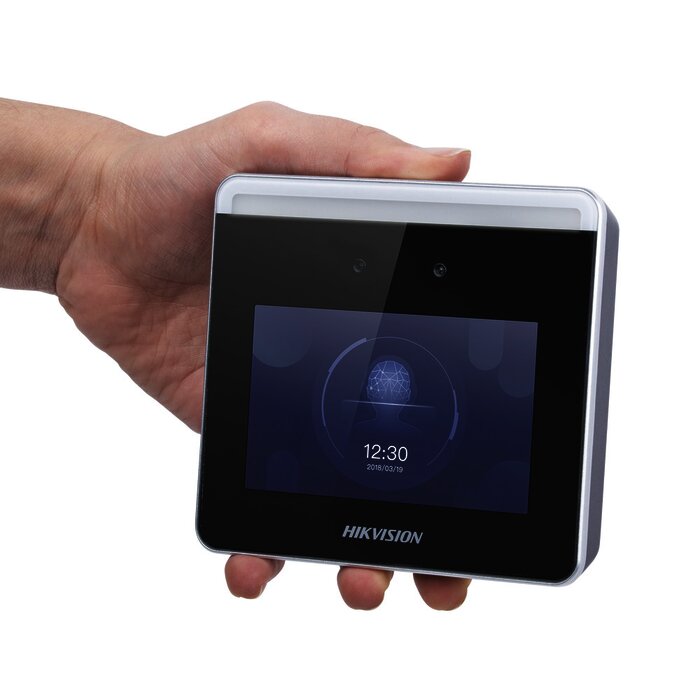 Terminal WIFI de Reconocimiento Facial ULTRA RÁPIDO y lectura de CÓDIGOS QR / Asistencia + Control de Acceso / Soporta APP de Hik-Connect (P2P) / Hasta 1.5 Mts de Reconocimiento Incluso en Movimiento